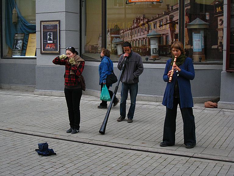 A didgeridoo! in the middle of Moscow! I want one of these, and to learn how to play it.