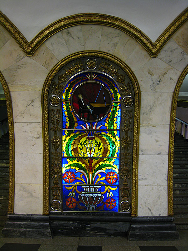 A pianist decorating the wall with his performance.