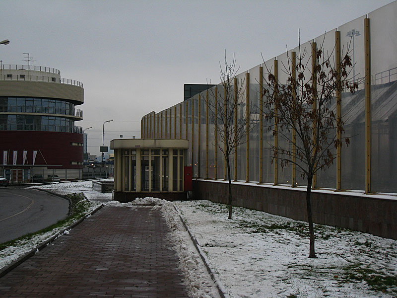 My last corner (a left) before a short straightaway and I'm home. But check out the fiberglass walls on the right. They silence the freeway on the other side pretty well. To the left of the circular kiosk-like building the downward stairs lead to crossing the freeway, underneath.