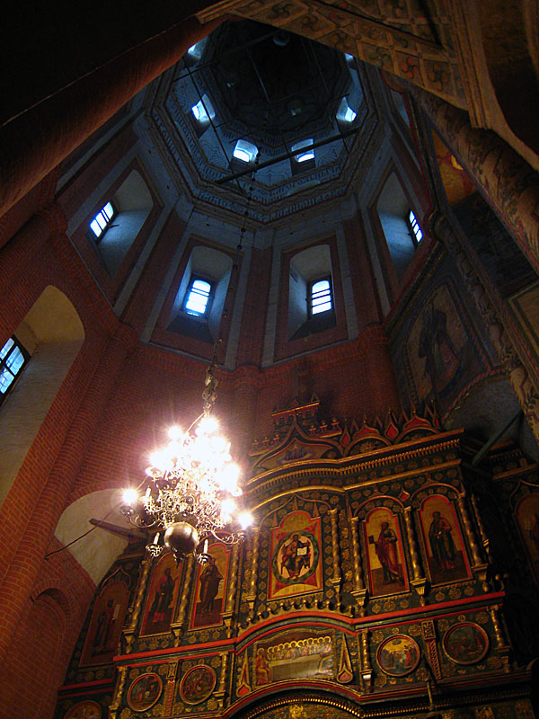 Looking upward in the same hall.