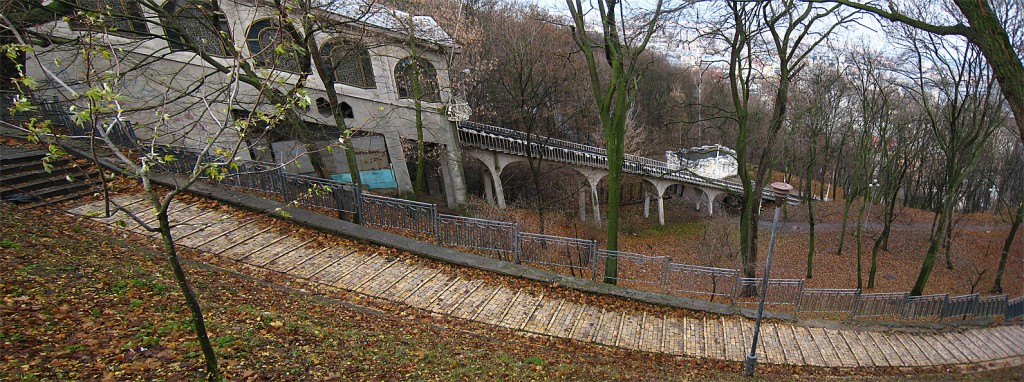 This is a cable train that we could take to get down and up the hill. We didn't take it but it looked fun.