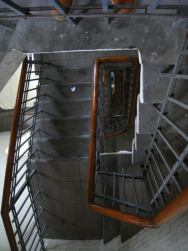 I didn't notice I was holding the camera upside down for this shot and it screws up my sense of vertical when I view it. Makes me imagine I've just swung over the railing and am going to shoot myself down through the middle—except my feet seem to be still on the ground.