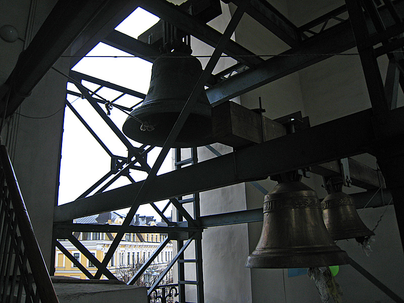 Bells! It couldn't be a proper bell tower without these. Three men were setting up a Carillon to the right of these bells, like the one in the Berkeley Campanili.