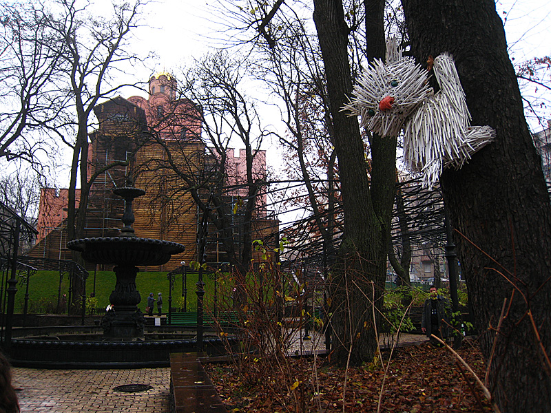 The Golden Gate and plaza in front. Oh, that cat is made out of plastic forks. I have no idea why.