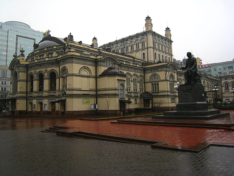 The national opera house. We were lucky enough to walk past it as we headed to the metro to get to the Lavra.