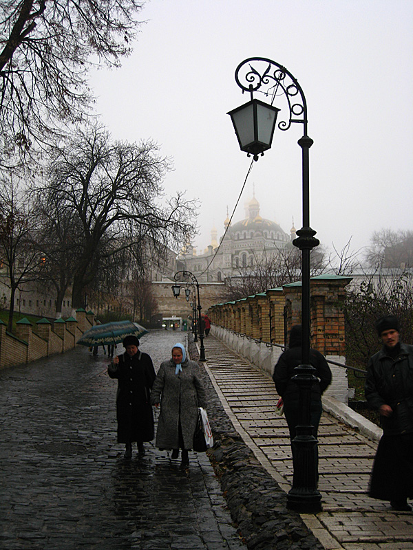 I got me a lamp shot. Not enough fog though. Anyway, this is the midsection of the Lavra.
