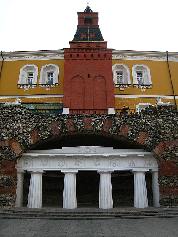 Just to the leff of the pillar. In the background we see the Kremlin walls.