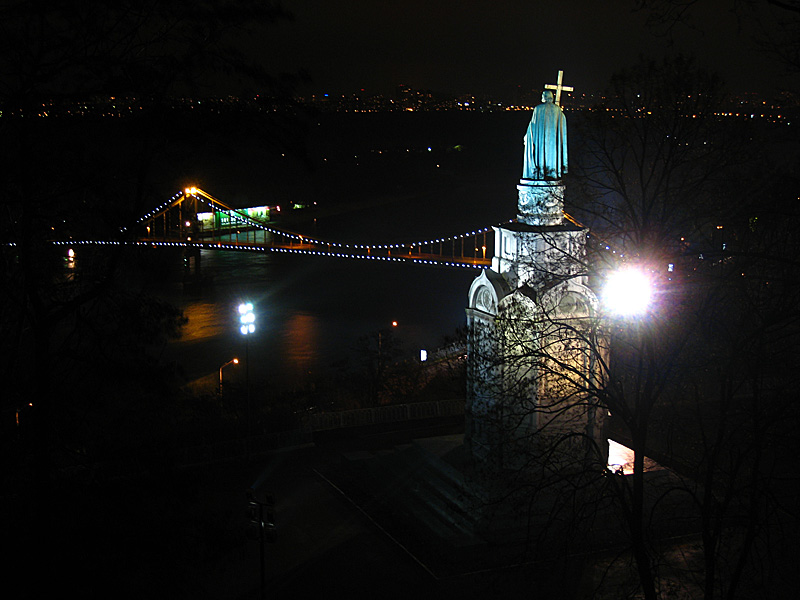 Southward, looking over the riverwatchmen's back.