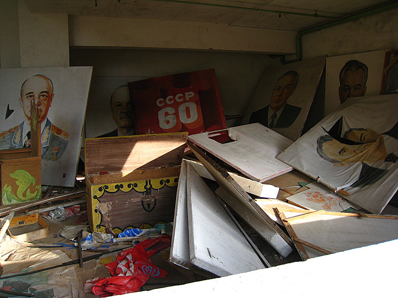 Behind the stage lay these masterpieces.