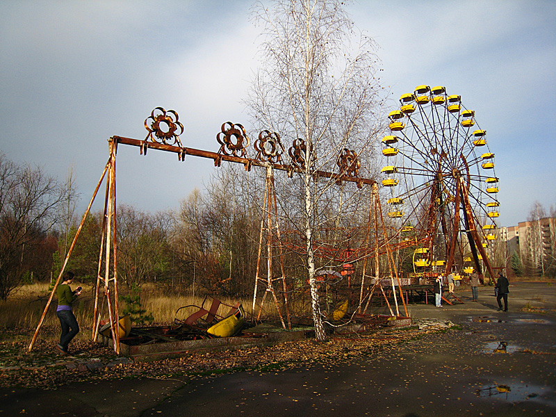 I can't tell what this ride is, swings?