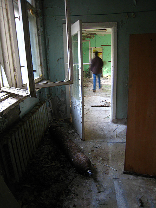 We wondered what was in the gas tank on the ground. Helium? Oxygen? Or was it empty? No matter, we avoided coming in contact with it.