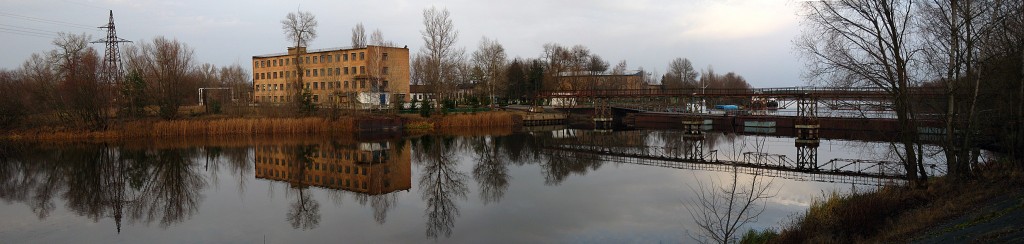The bridge, pipeline, and opposing shore. For someone like me addicted to these types of buildings: ones that have been abandoned, rusted, reclaimed by nature—this was extasy. Honestly, this is what I expected Russia to look like. That was my main reason for studying here. In fact, it was my main reason for studying maths as I knew Moscow had this study abroad program. If someone