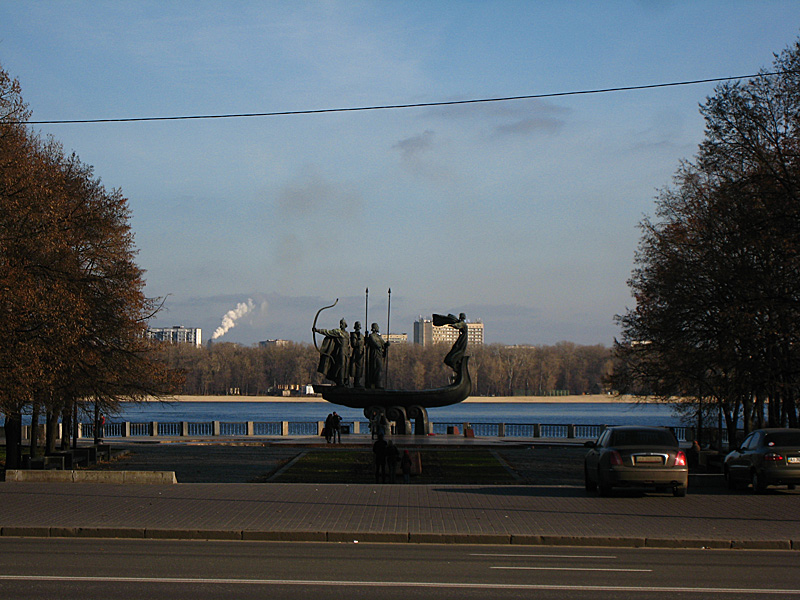 Hiding on the left side of the road, this statue surprised us. I learned afterward that it is of the 4 founders of Kyiv: the brothers Kiy, Schchek and Khoriv and their sister Lybed (on right).