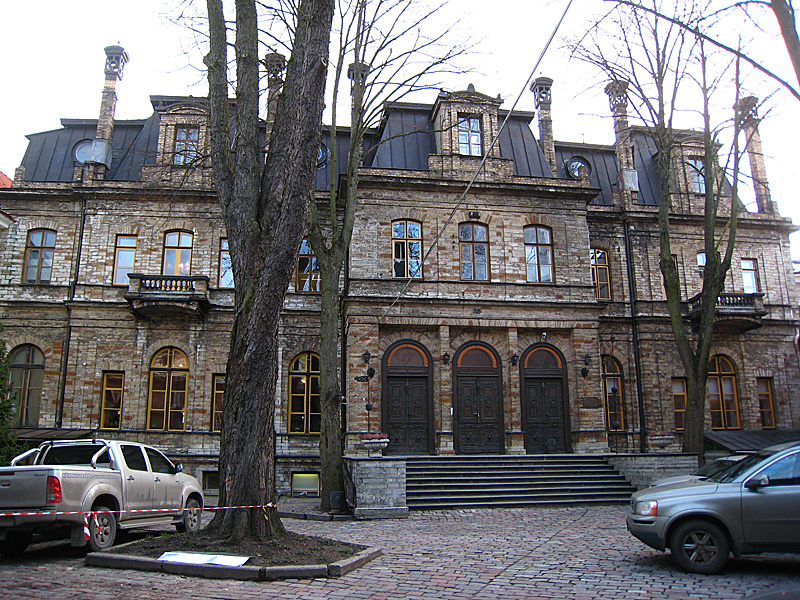 On our way back to lower Old Town I saw this mansion aside the road through an archway. We ventured into the front yard to snap this photo. What an amazing house.