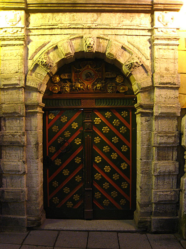 The House of the Brotherhood of Blackheads. A bachelor's fraternity that emerged around 1399 and this is their house. They are called Blackheads because their patron saint is dark.